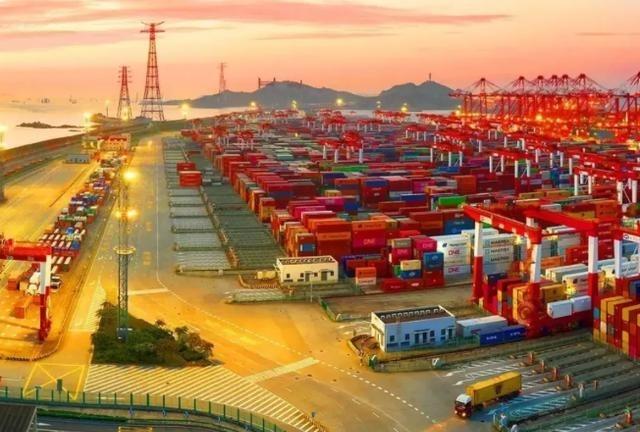 差距越来越大，中国经济还能追上美国吗？

2025年中国GDP按人民币算140万