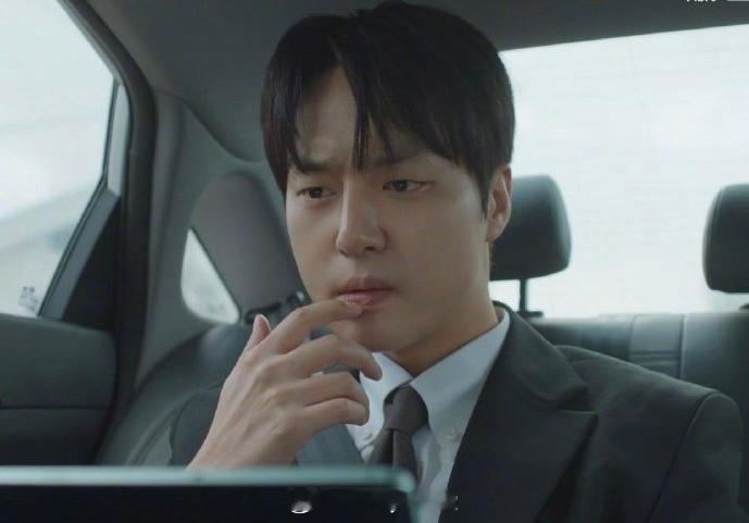 韩国在播爱情偶像剧男主梁世宗剧中状态，不行咱上点科技呢…… 