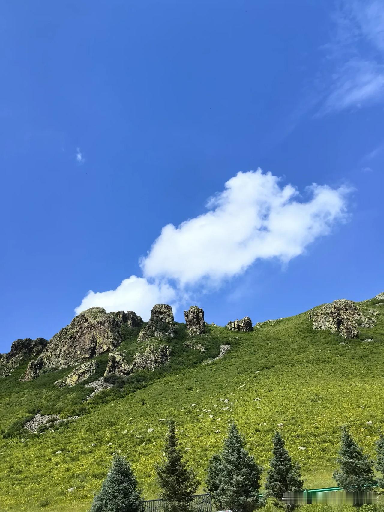 青山叠翠，怪石凌空，邂逅草原独有的山野风光。