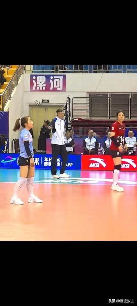 谁能想到，北京女排决胜局的暂停，主帅匡琦站一边不吭声，反倒是助教曾春蕾，冲上来直