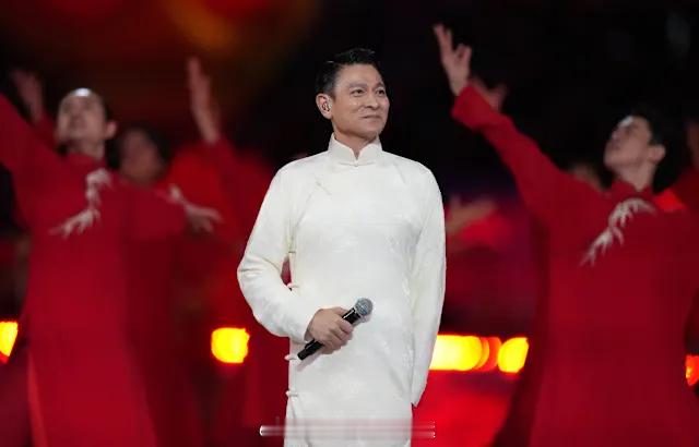 「香港浸会大学 （）向香港歌影視男巨星刘德华 （Andy)頒授榮譽文學博士 學位