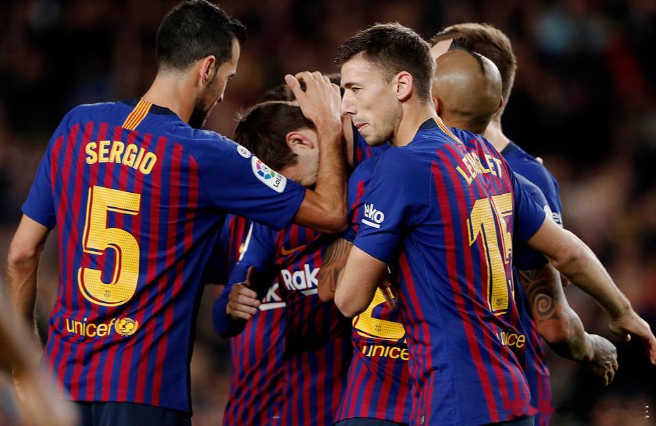 家人们谁懂啊！今晚的赛事信息量直接爆炸🤣巴萨客场冲 8 连胜，黄潜抱着主场优势