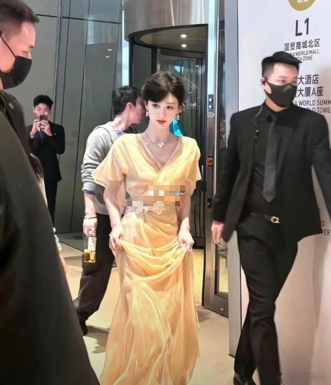 杨紫这面部平整度绝了，到底是谁在说杨紫丑啊 