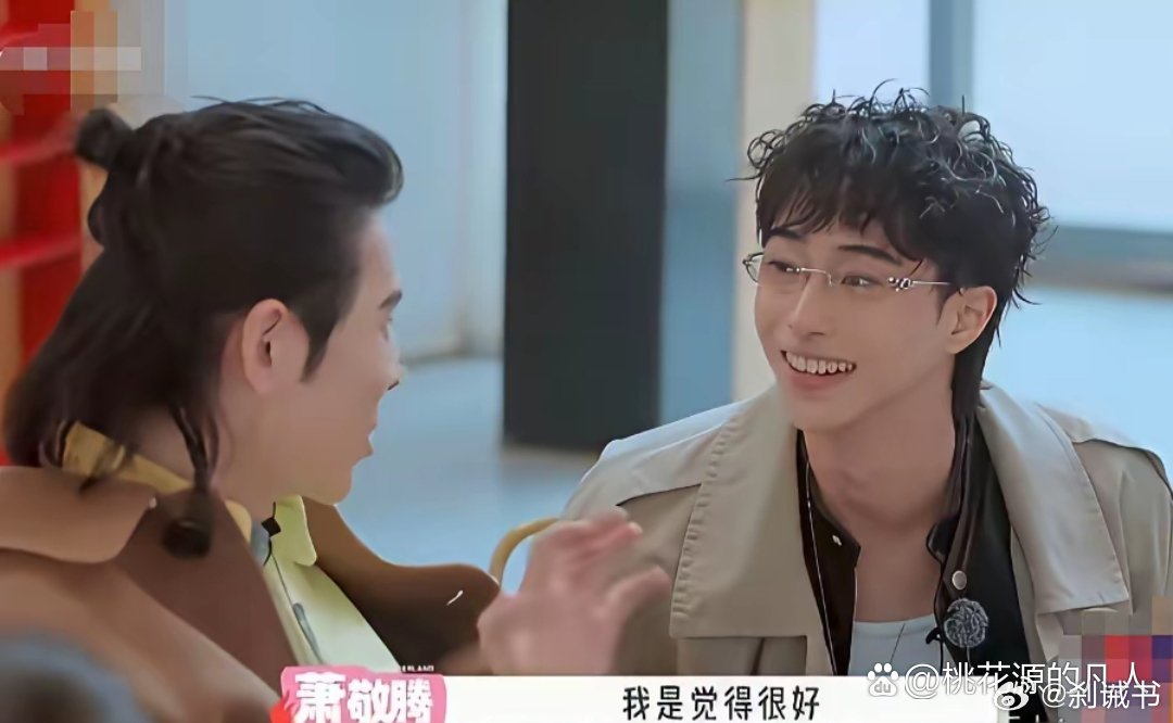 庾恩利不愧是星二代，真是被一群演员，歌手的长辈看着长大，庾恩利如今在萧敬腾眼里还