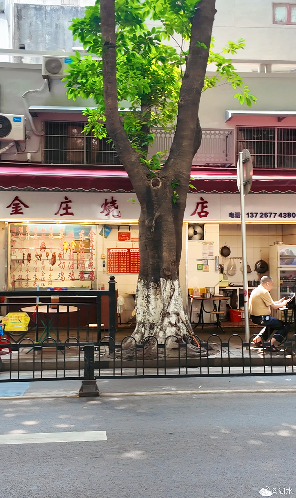广州生活 荔湾逢源花苑，藏着一面西关民谣文化墙。华贵路观音桥旁，穿过牌坊转进逢源