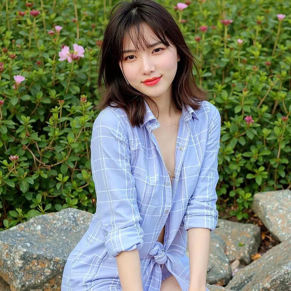 春日花海中，甜美少女俏