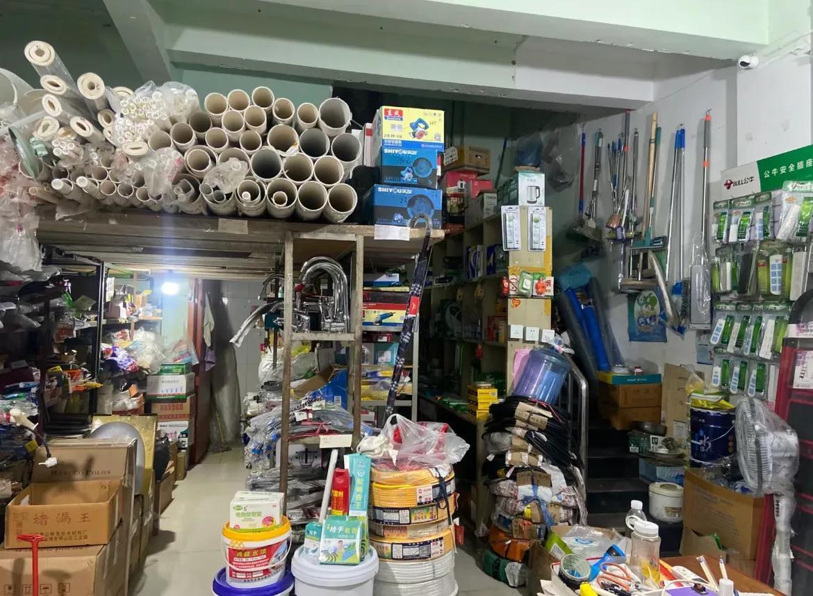 我们小区附近有个门头，专做五金店。

那是一对夫妻档，老板娘在店里坐镇，她丈夫则
