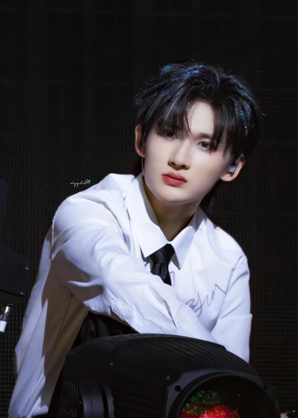 余宇涵 第一次觉得楼上的菜好吃 完了完了，被余宇涵的吃播狠狠拿捏了！我现在饿得前