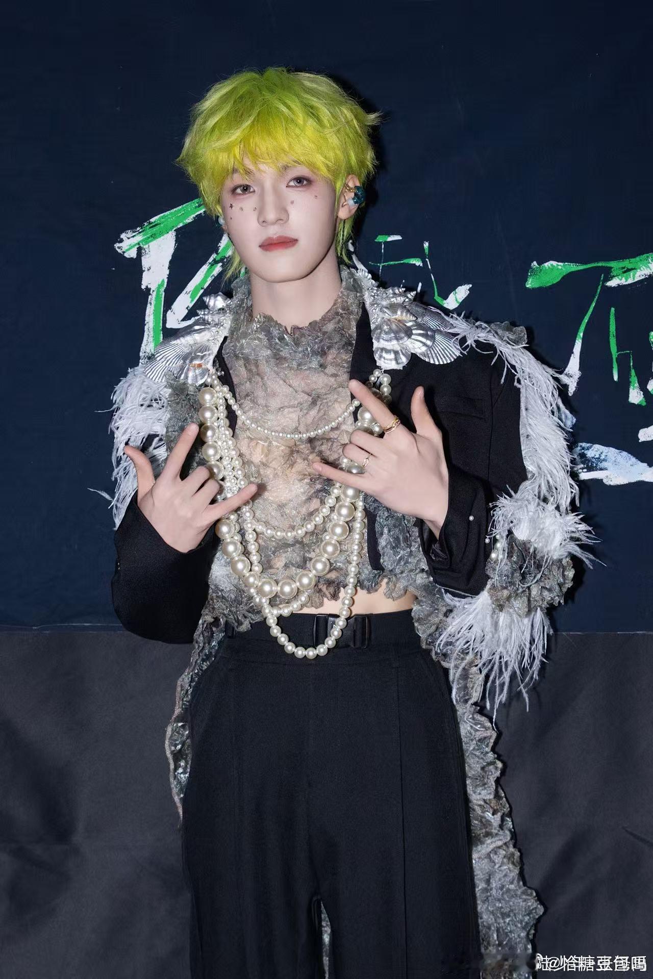 张泽禹黑发vs绿发 黑发是低调的帅气，绿发是高调的耀眼，两种风格随意切换，颜值始