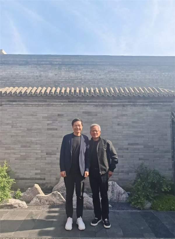 雷军是高富帅，马斯克也是高富帅，黄仁勋比他们俩矮不少，他是不高的富帅。