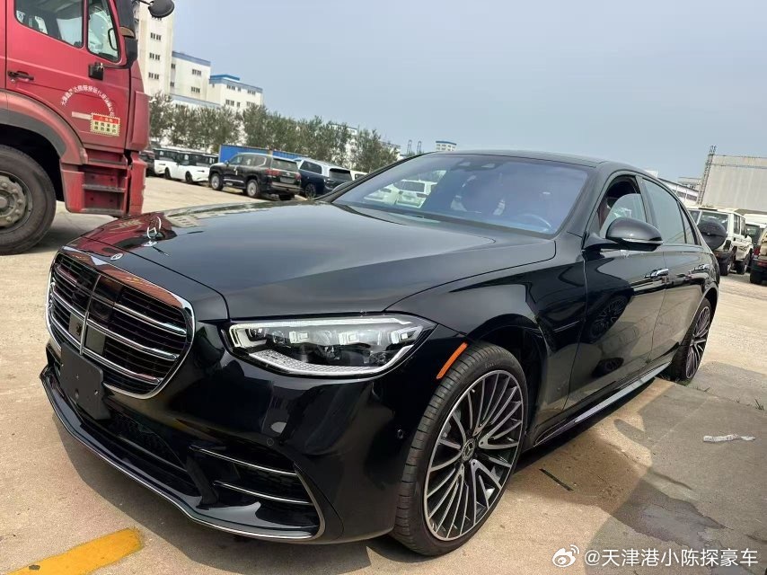 25款加版奔驰S580 V8 4.0T 4D大柏林 丹霞红内饰数字大灯、柏林之声