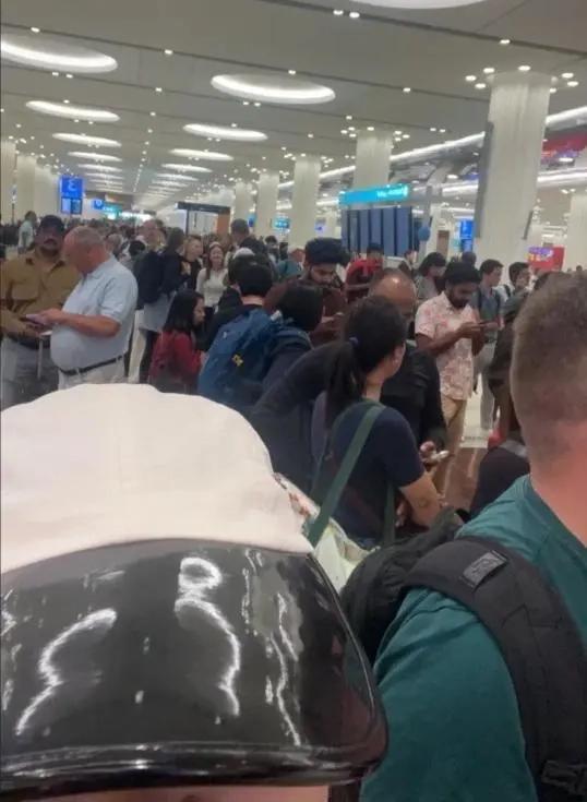 迪拜机场爆炸瞬间：中国旅客亲历记 “刚被疏散，就听说机场被炸了”

你敢信？前脚