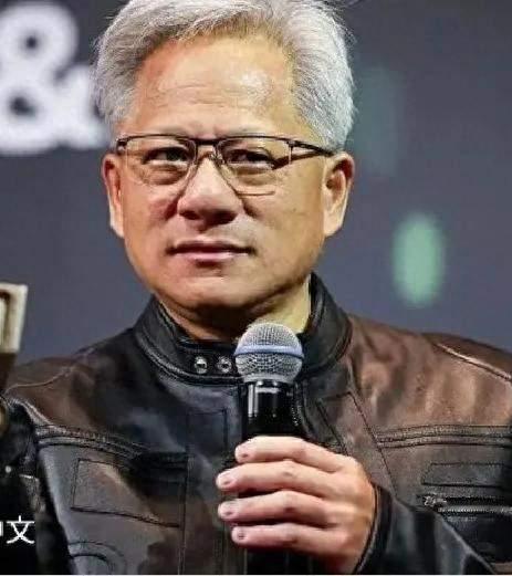 黄仁勋一语点破：中美AI思路完全不一样