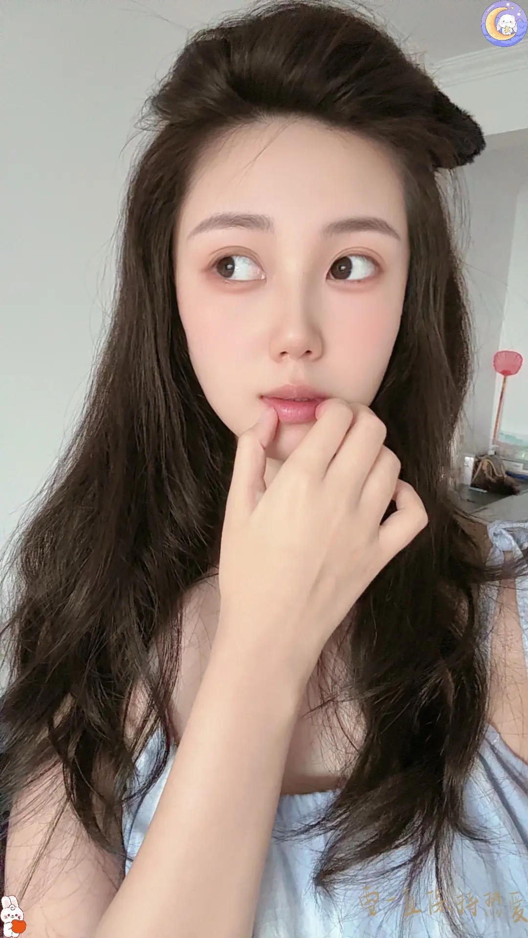 头发在慢慢变长 体重也在慢慢减，性格也在一点一点改变 也在尝试不同的风...
