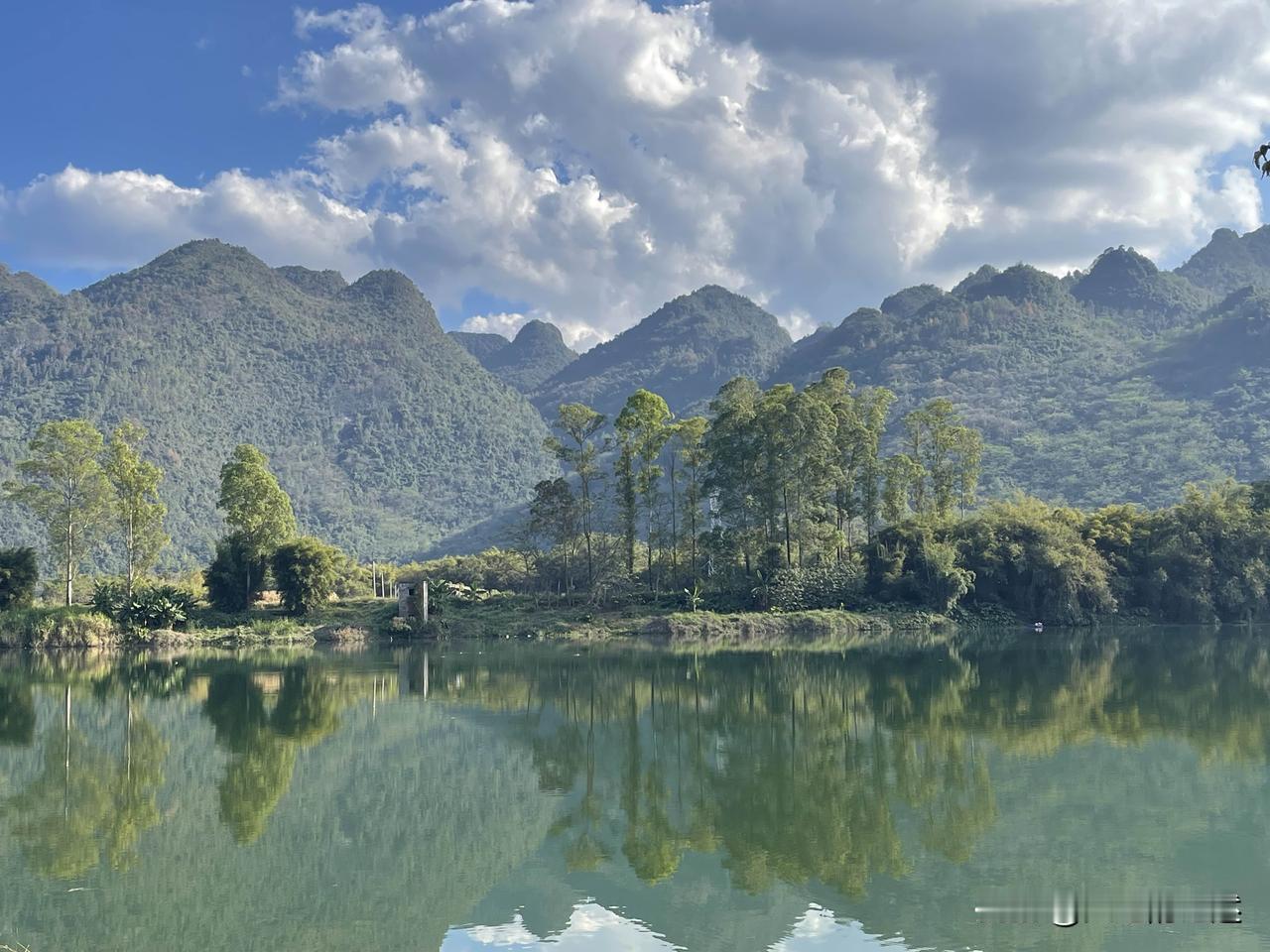 晒图笔记大赛今日气温回升到26度。天空湛蓝，明净的连江水将两岸喀斯特地貌倒印在水