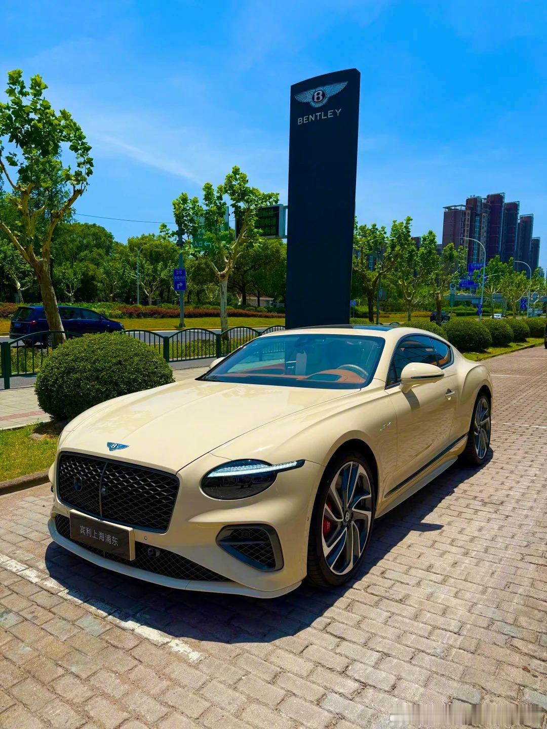 Bentley Continental GT，奶黄色奶fufu的，谁能不爱 ​​