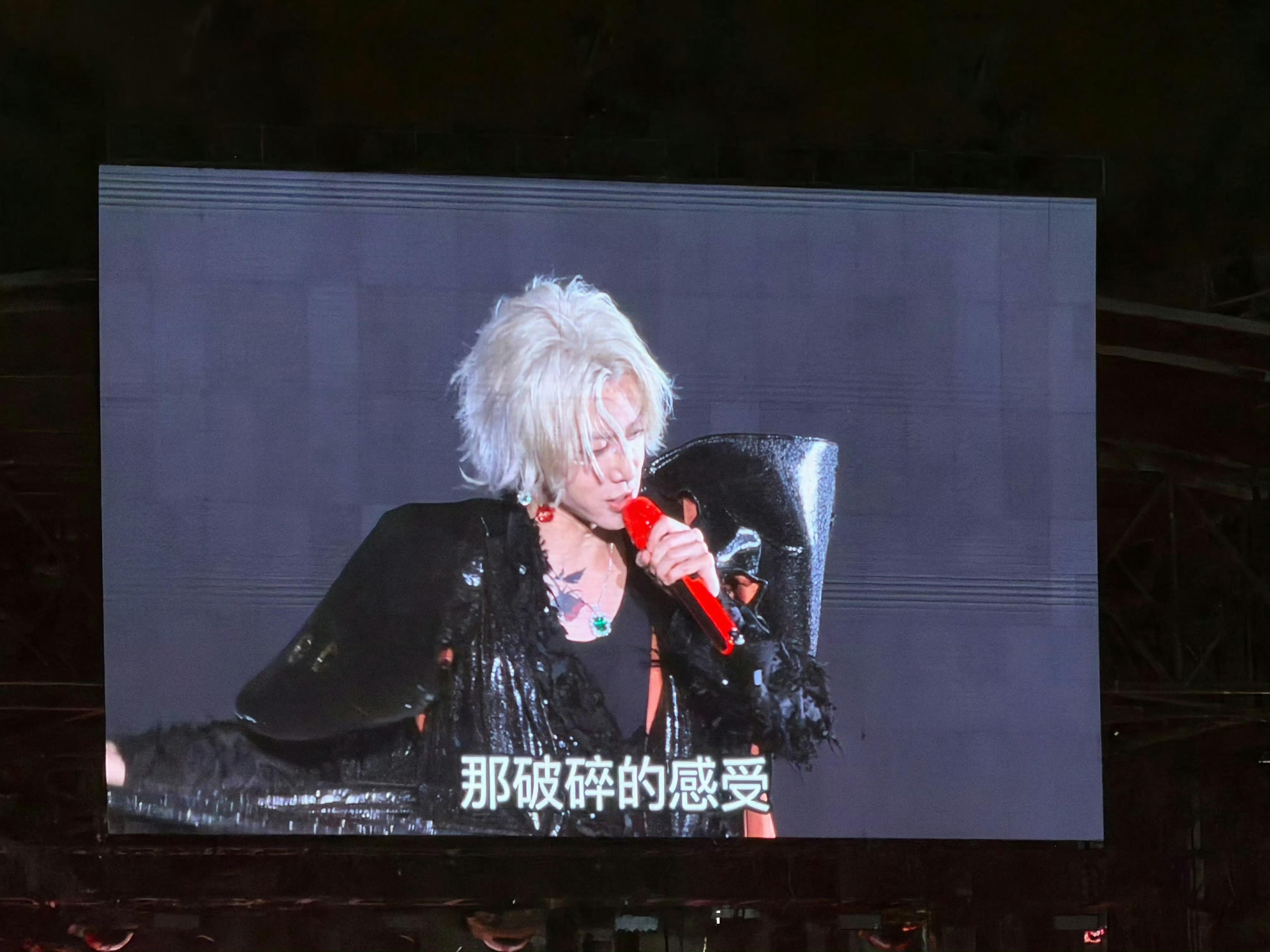 华晨宇脖子上的唇印这脖子上的唇印也太抢镜了吧！明明是舞台上耀眼的存在，却被这抹亮