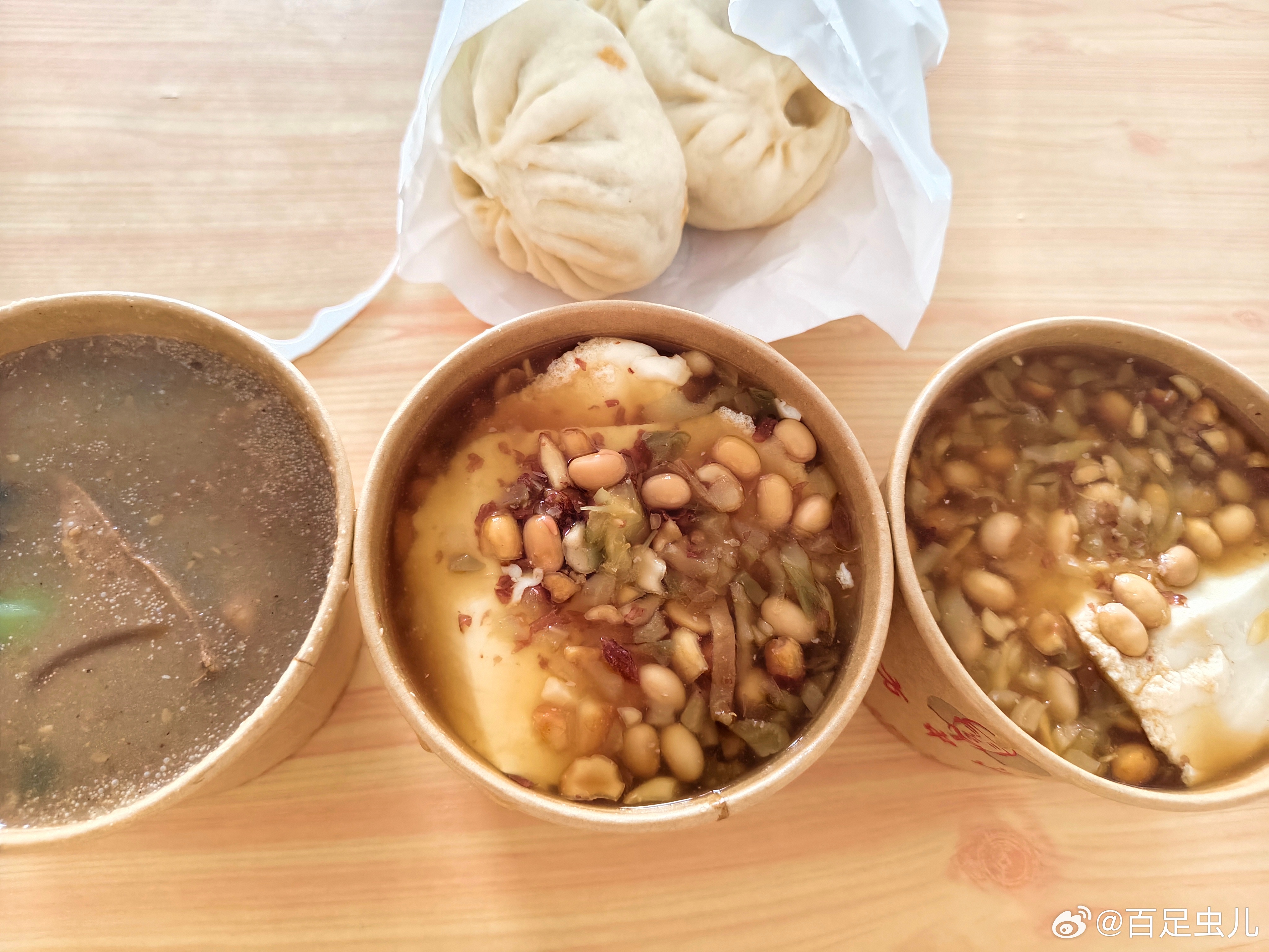 今天正经吃顿人饭：三个包子、两碗豆腐脑，再加一碗豆沫。主要是最近减脂已经降到目标