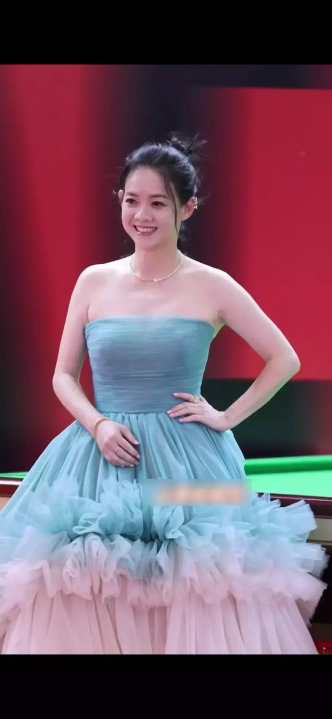 这是曾志伟的女儿曾宝仪吗？
她是怎么做到这么年轻的，跟她以前都没啥变化的[比心]