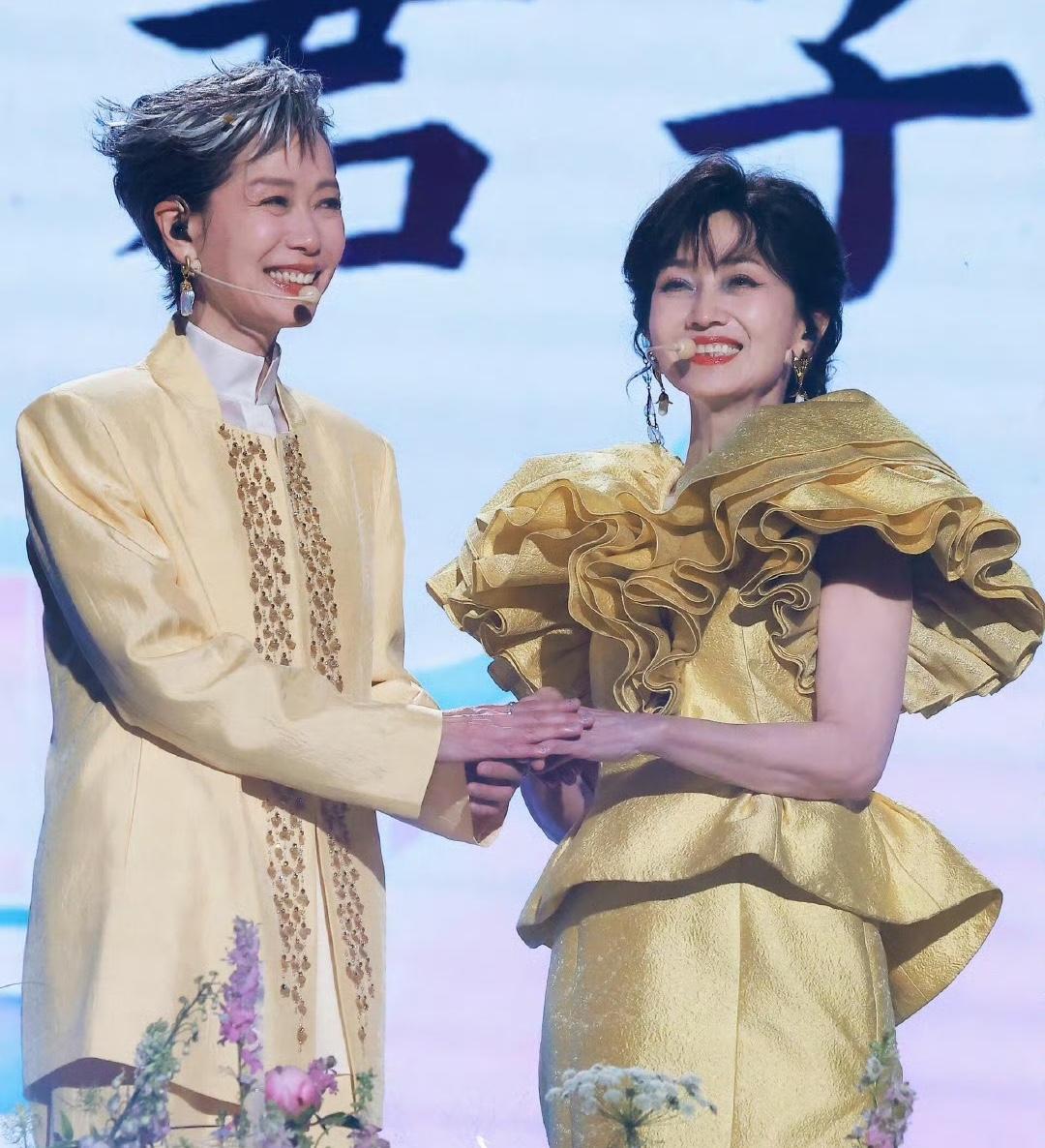 怎么都说叶童赵雅芝闹掰了？
本来新白演唱会，
把很多人怀旧的情怀都唤醒了然后演着
