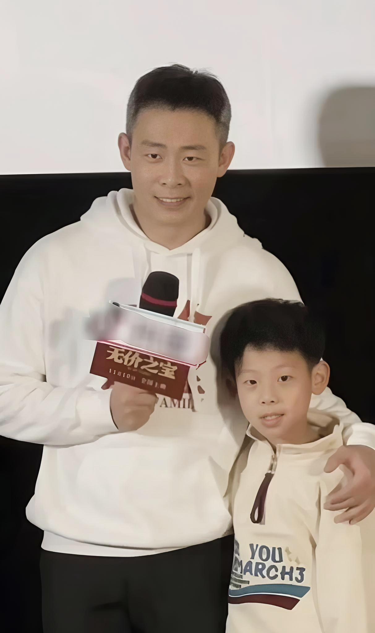 张译父子这也忒像了吧！要说这不是亲父子，很多人肯定不信。茫茫人海中，总有另一个你