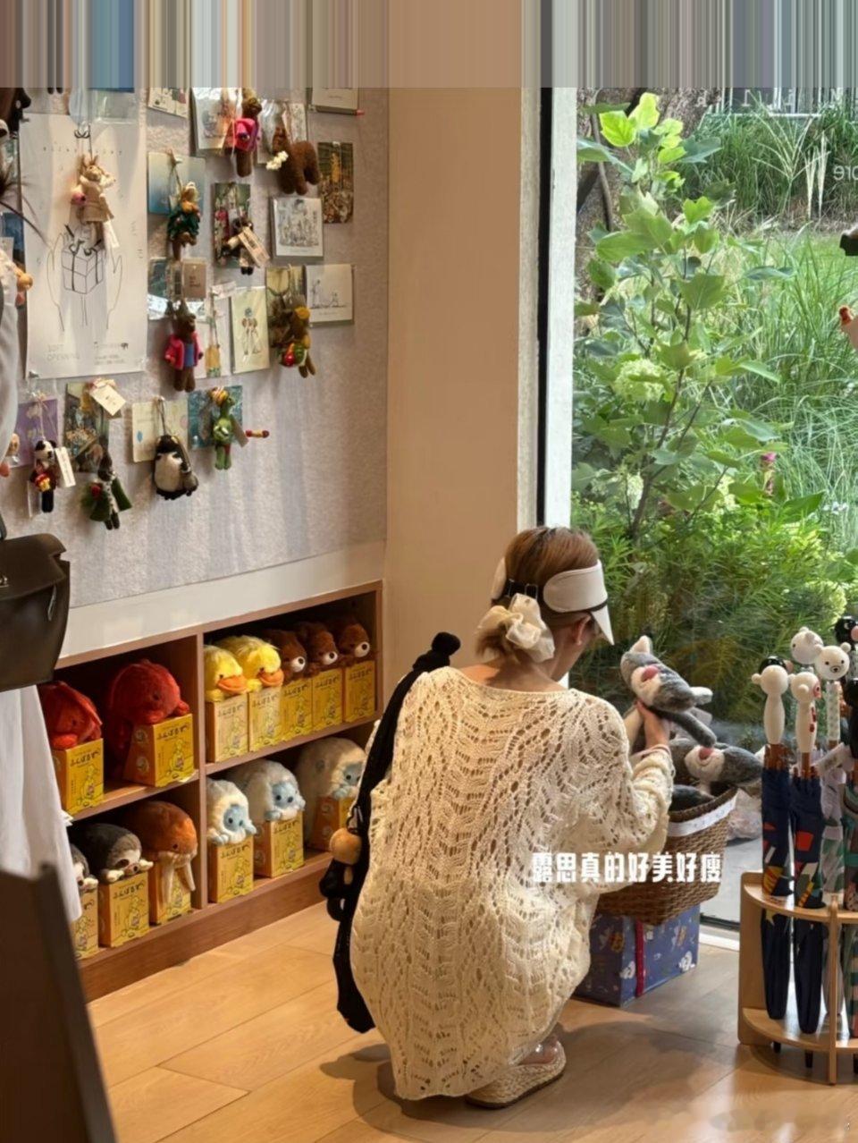 赵露思注销微博后首度公开露面，成都线下店铺选购公仔，看起来状态不错，丝毫没有收到