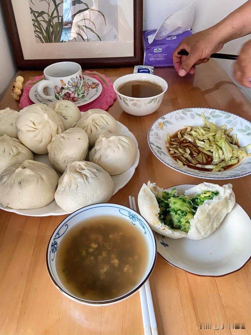 前几天天气炎热，我还挺有心情的，蒸了素馅大包子！
是西葫芦韭菜馅的！包子蒸的特别