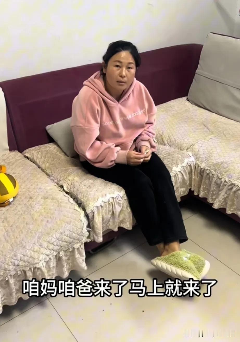 小康欣欣连续更新，再次在网上掀起风浪，令岳父母难堪不已。
这不，岳父母来到大女儿