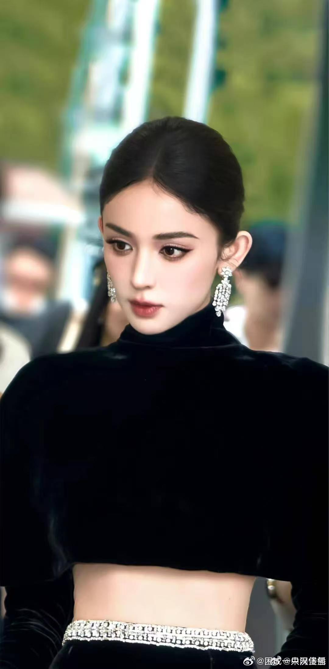 娜扎把1000颗珍珠穿身上上千颗珍珠的礼裙被娜扎穿出了公主既视感，蓬松卷发温柔又