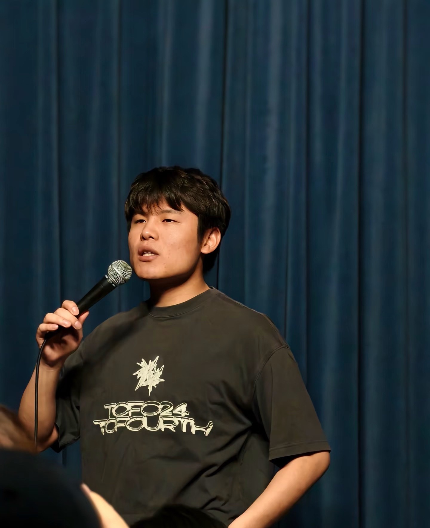 何广智曝自己曾被说像周杰伦有人差点把何广智认成周杰伦谁懂啊！光看侧脸差点直接认成