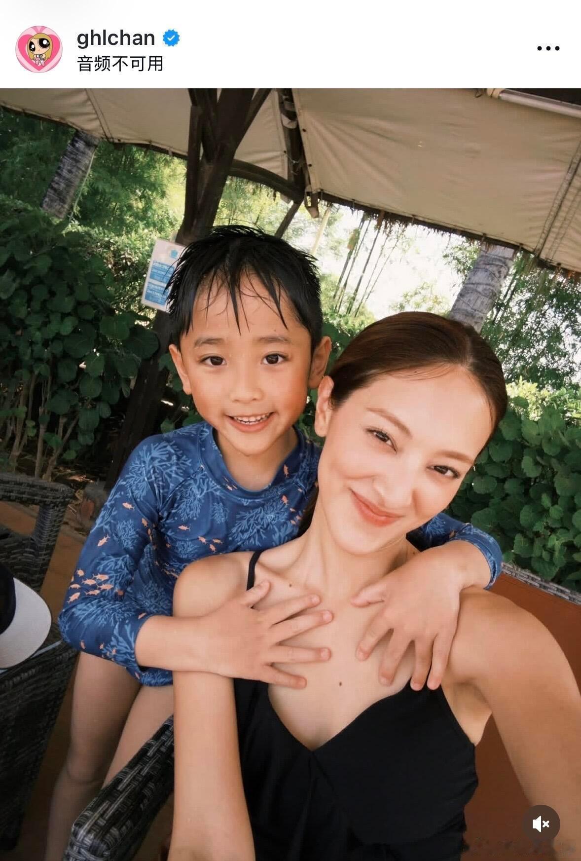 陈凯琳与郑嘉颖庆生照陈凯琳郑嘉颖一家五口庆生一家人一起庆生啦，生日快乐 