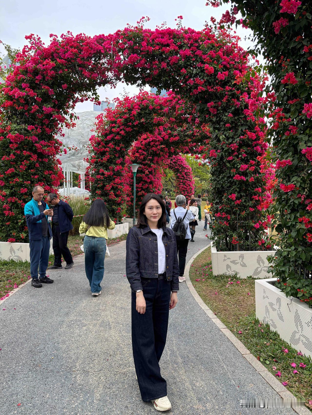 我们都会走向衰老，唯有有趣的灵魂能对抗时间侵蚀。
走在岁月中，活在珍惜里。