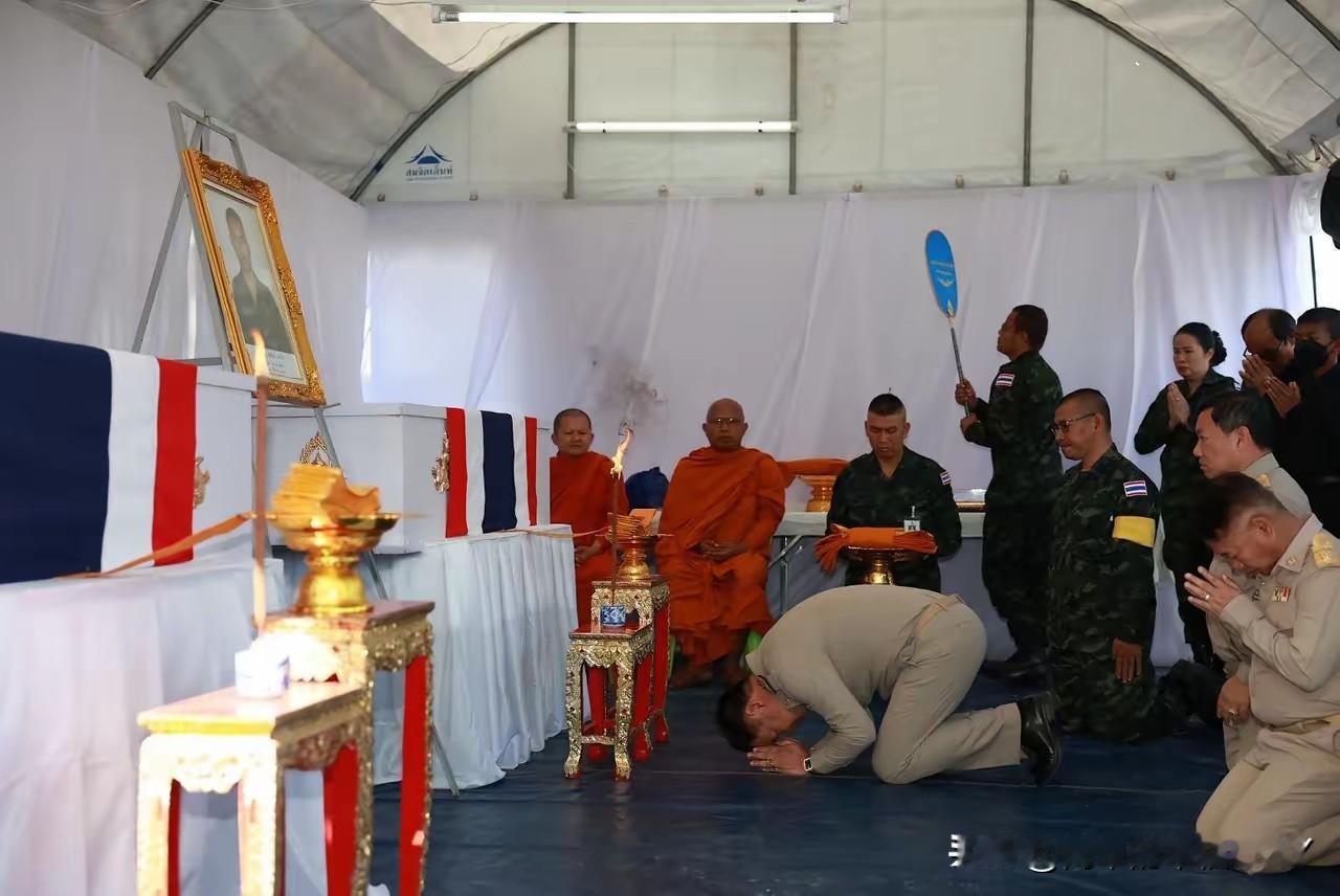 泰国总理阿努廷下跪，祭拜牺牲士兵，这样的泰国战无不胜！


12月16日泰军在进