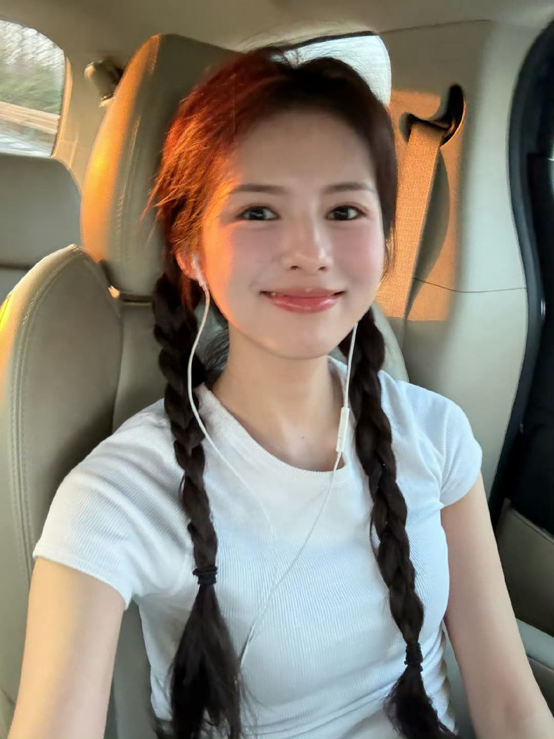 周末打算去干嘛呀鹤男，戴耳机听的什么歌呀！ 