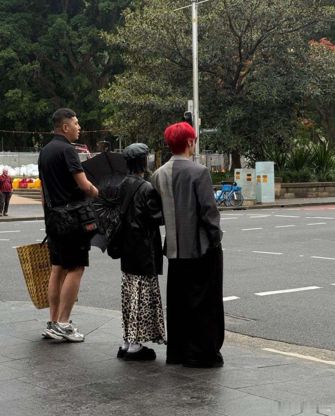 李荣浩悉尼开演唱会，老婆杨丞琳也陪着他，网友街头偶遇他们，李荣浩给老婆撑伞，夫妻