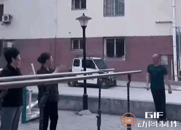 大爷想在大妈们面前炫耀一下，没想到演砸了。
三个大妈站在双杠前给大爷鼓掌喝彩，大