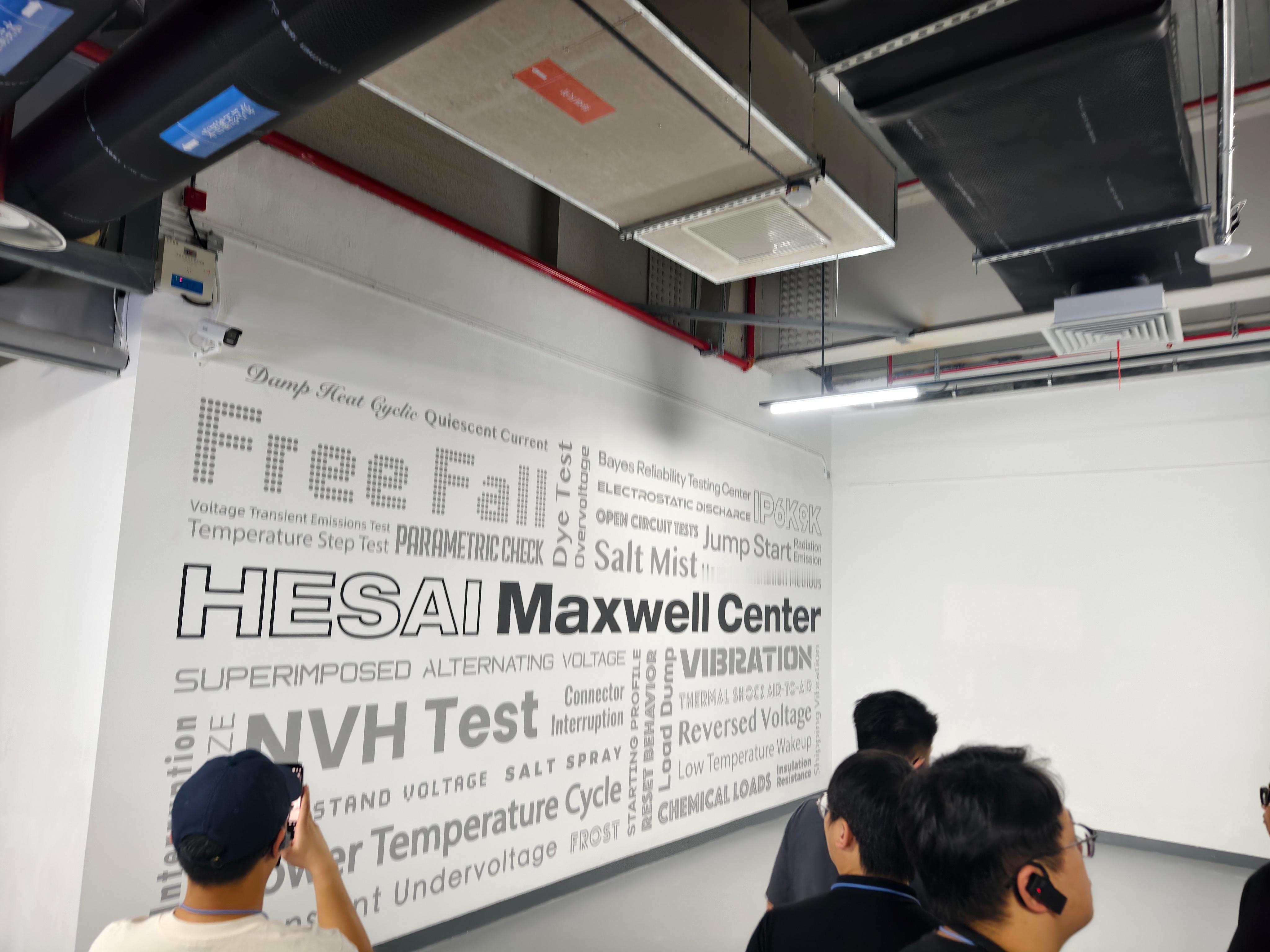 今天来禾赛参加激光雷达技术体验日最实用的知识：激光雷达随便拿高压水枪冲，因为禾赛