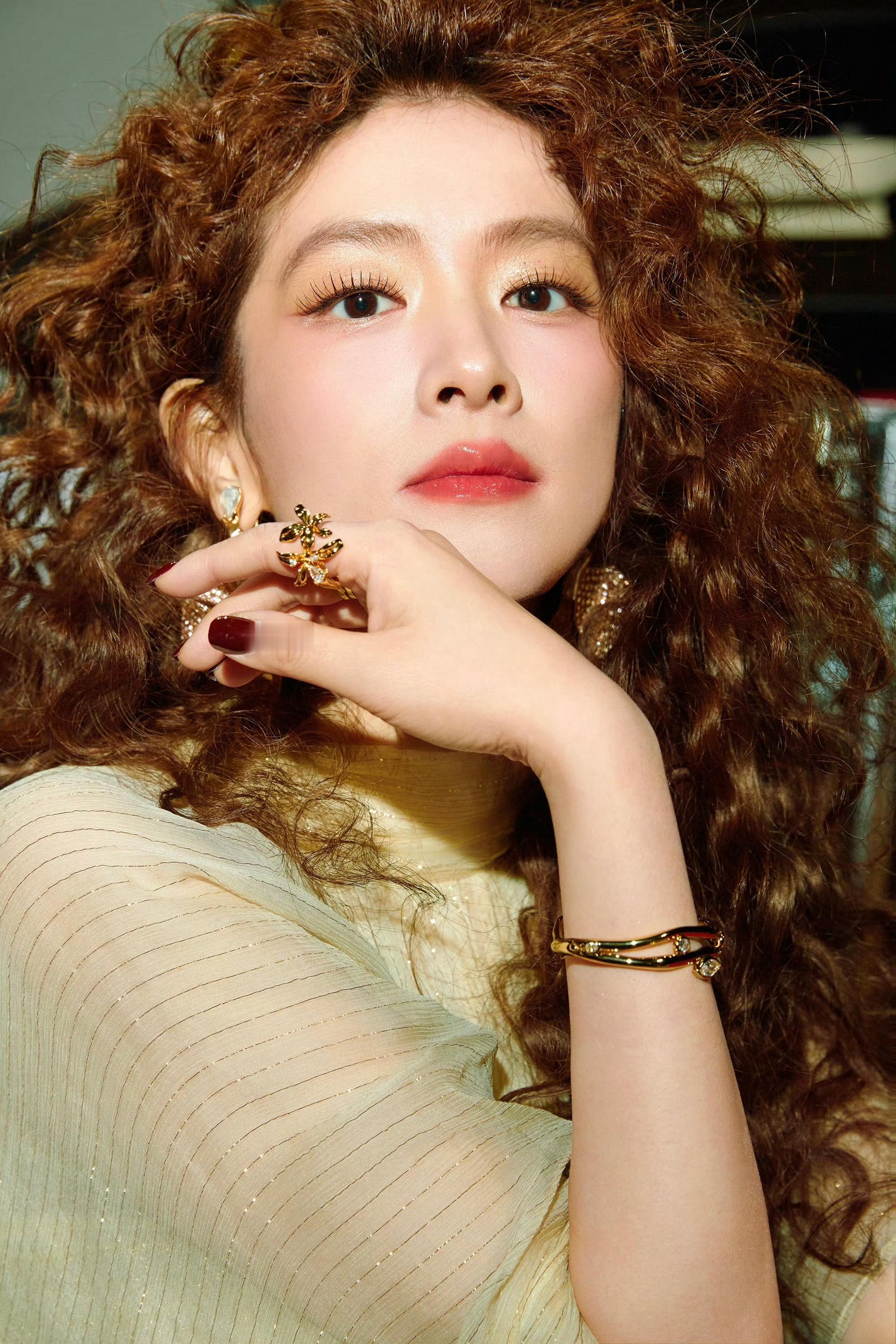 陈昊宇｜今晚舞台造型出图，飘逸雪纺长裙搭配棕色卷发，复古迷人，风情万种！新风格让