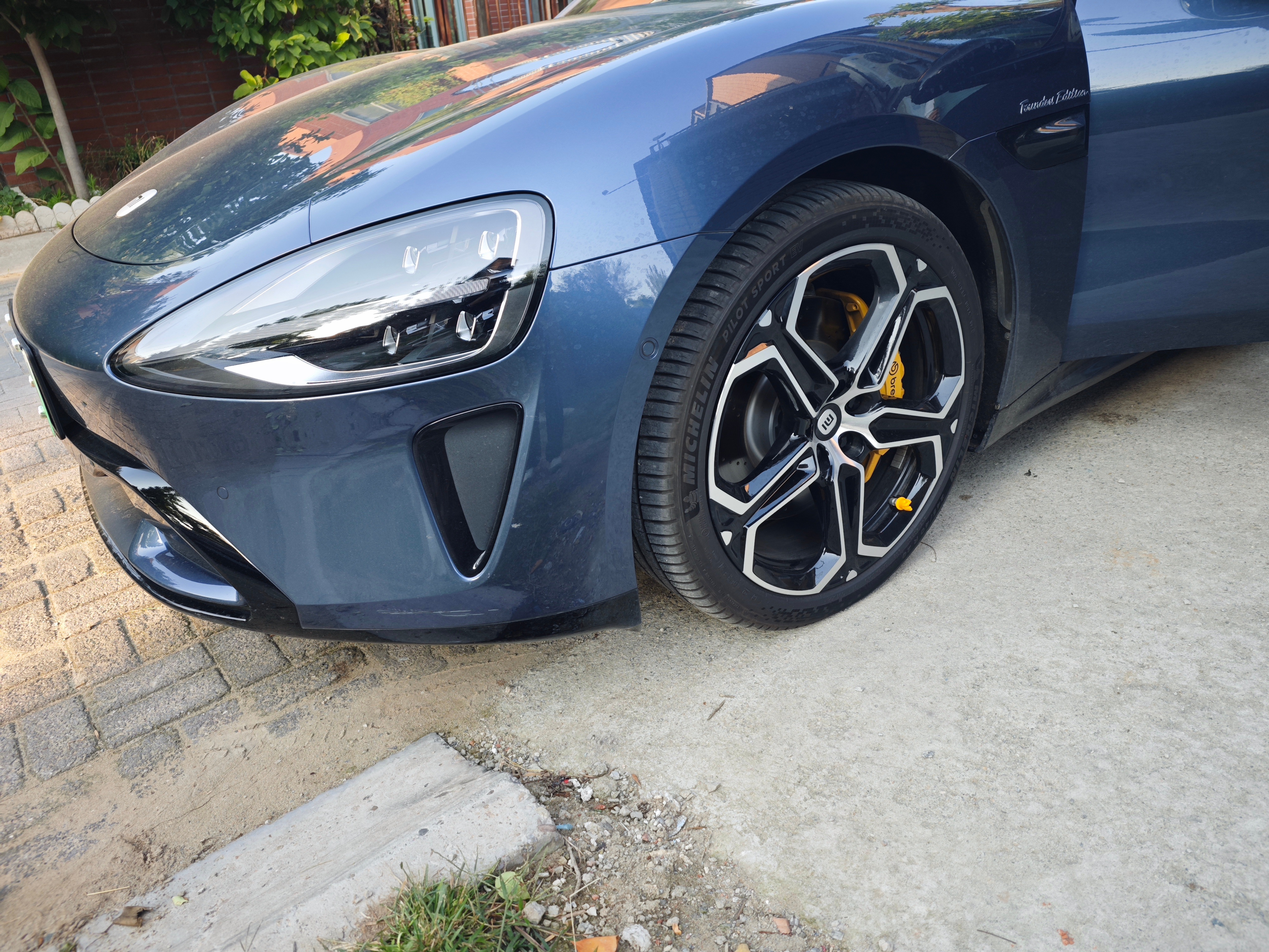 在路边看到了一台野生小米SU7 Max，不知为何，我一靠近，它的气门芯帽就自己掉