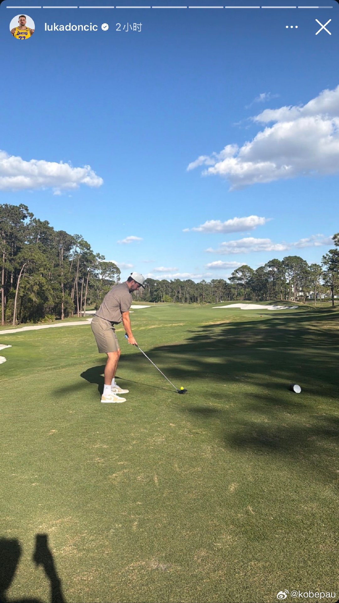 小胖也开始打高尔夫了，左下角那个人影很可疑 