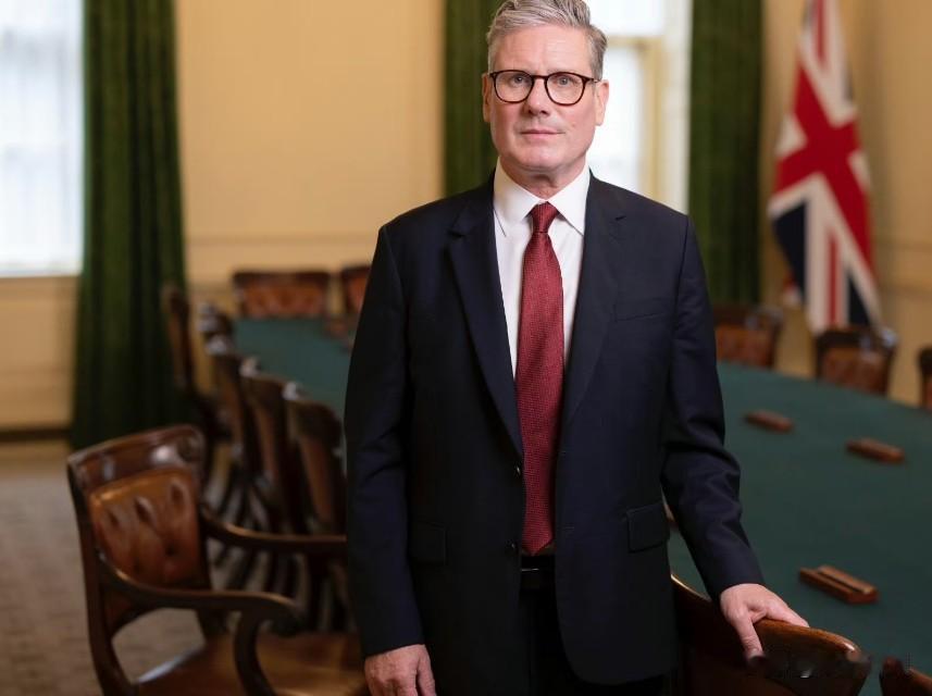 美媒说，因爱泼斯坦案被批用人不当，英相斯塔默遭党内议员逼宫，或在一周内辞职。此前