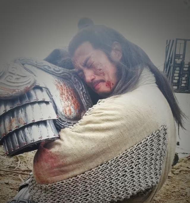 何润东当年拍完《楚汉传奇》抱着铠甲不撒手，这事儿现在看才是真的敬业。现在的古装剧