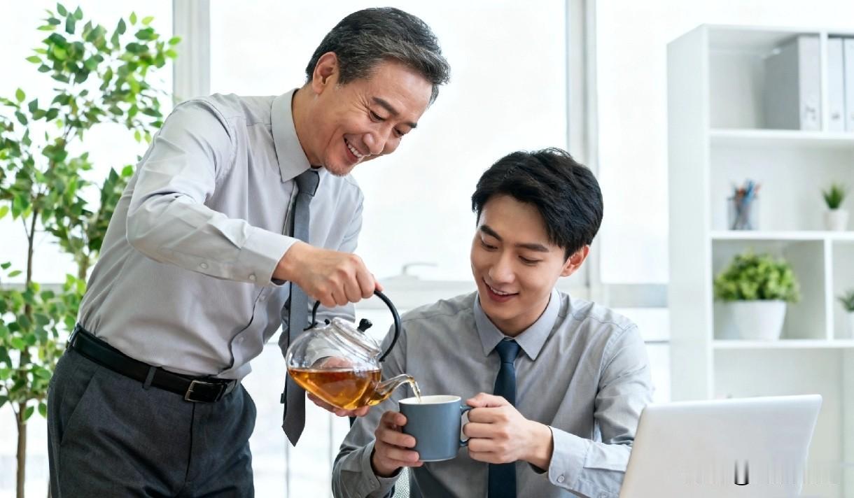 越有本事的人，越爱给人倒茶夹菜？这里面的门道太有意思了
 
最近发现个特有意思的