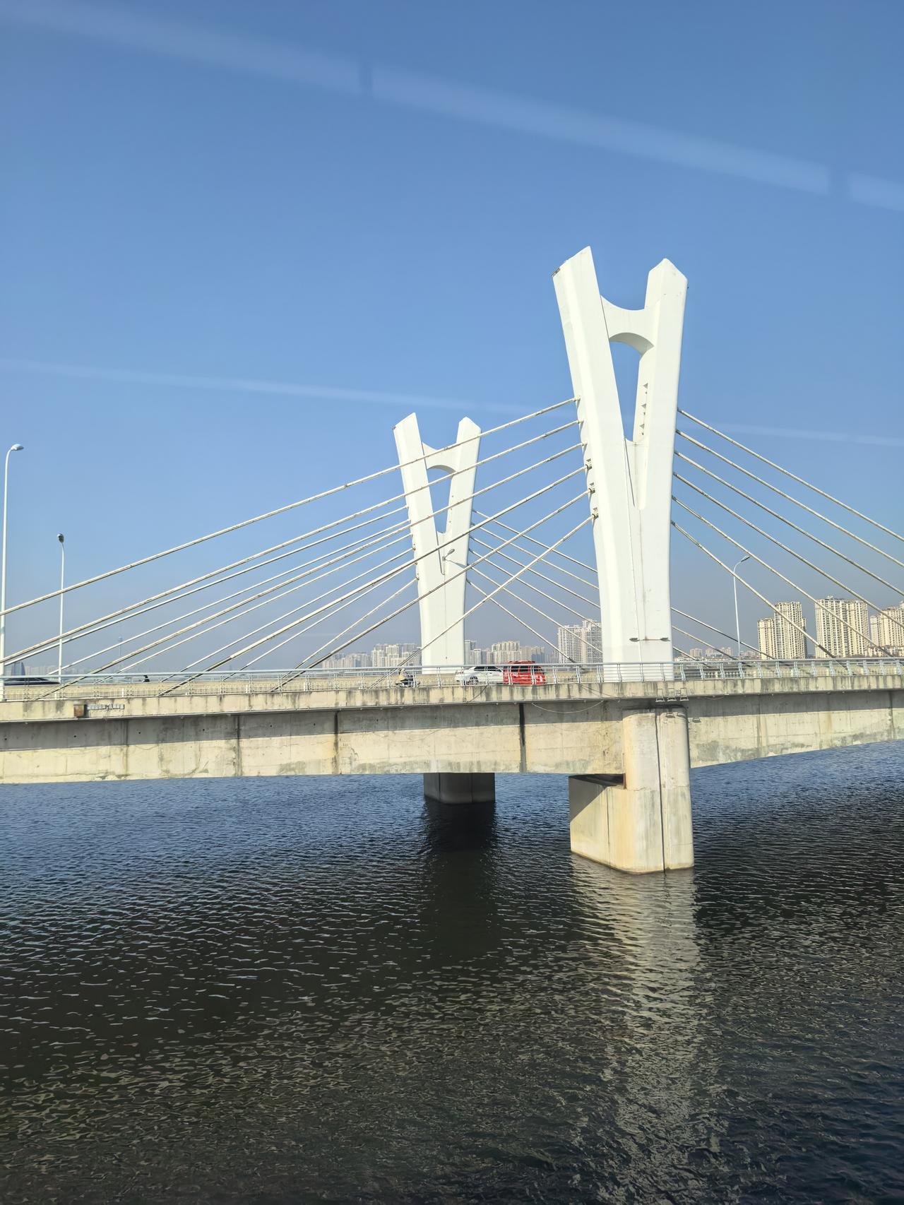 您想让济南拥有一个什么风格的地标式的火车站？

济南火车站，“既让济南人回味乡愁