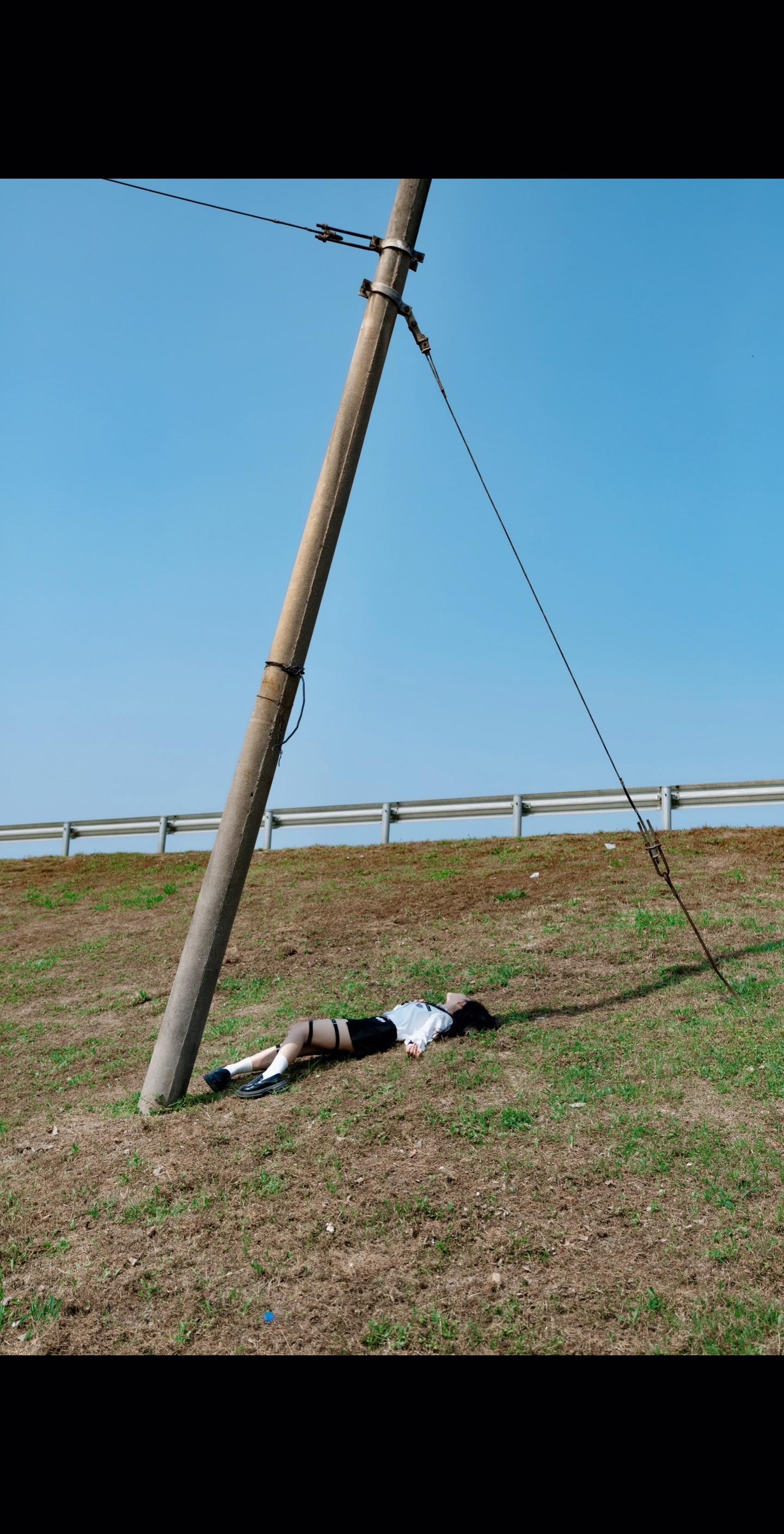 《jk少女初和日记》夏之光合。模特： 
《jk少女氛围感写真》
少女的青春 在阳光下轰然蔓延
拍摄地点：武汉 蔡甸江滩 大堤村落
拍摄器材：佳能6D2  70-200镜头