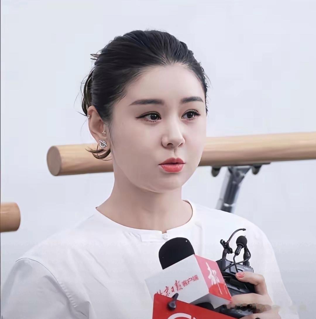 许久没出现在公众视野里的李小萌，样貌和状态都有了变化。 ​​​