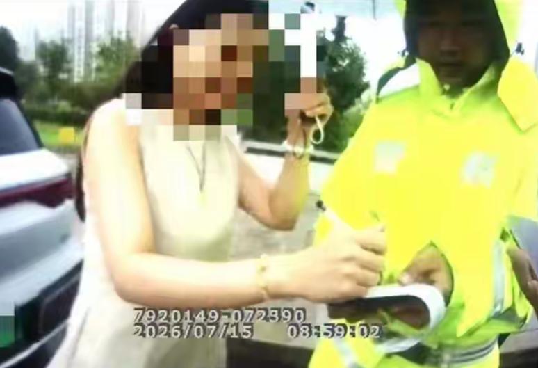 “你们俩竟然是母女？同一地点、一样用口罩遮挡号牌！”济南莱芜交警视频巡查揪出两辆
