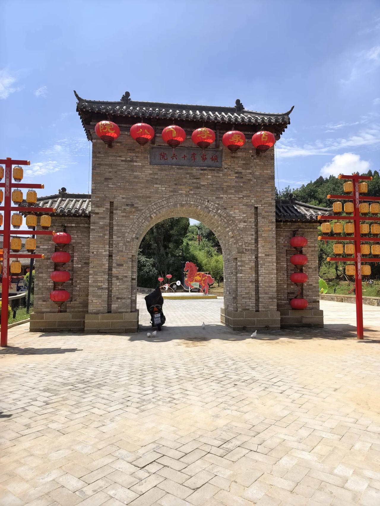 分享一张山里的照片胡家掌十六院是太行山一处小众景点，按网上攻略，参观完湘峪古堡，