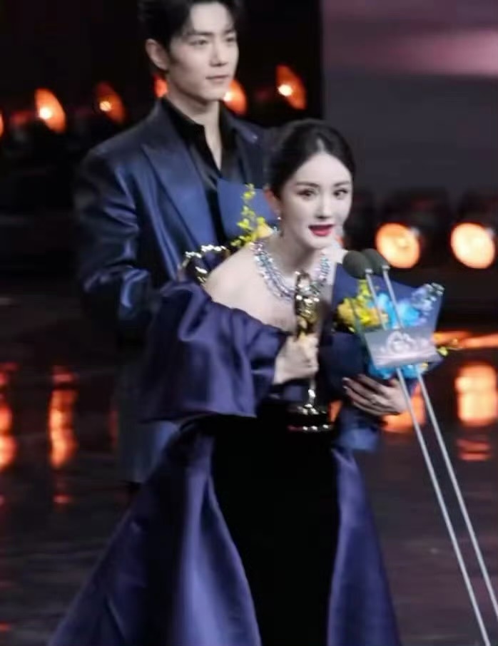 杨幂获奖感言今天是当下”“更是每一个明天”说的真好！俺们真的蹦不出这样的词。做任