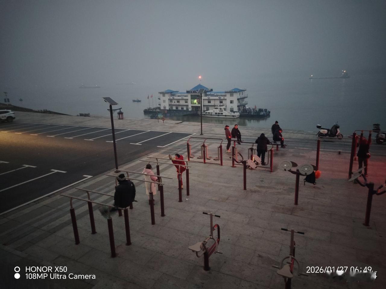 2026年1月27日长江岸边晨练“上头条聊CBA”